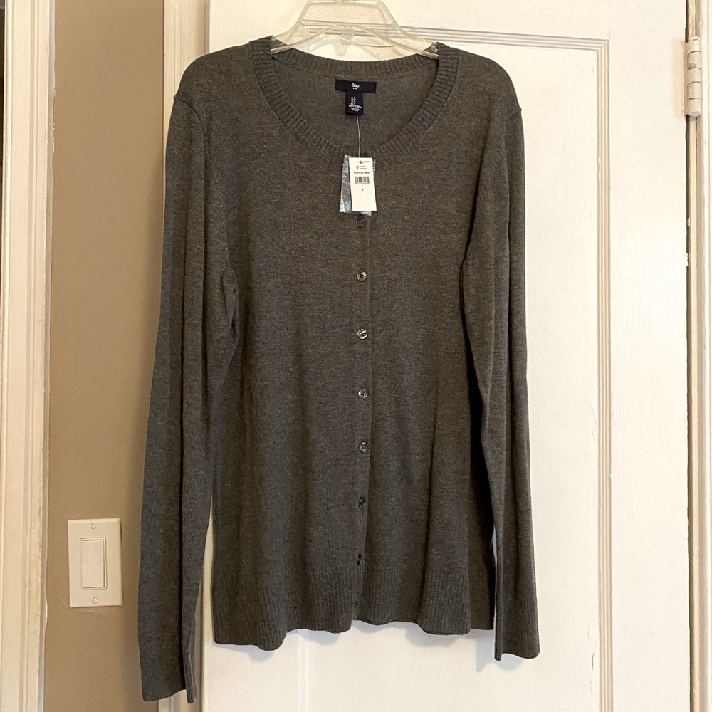 Never worn! Gray women’s cardigan from Gap, size large. Still has tags.